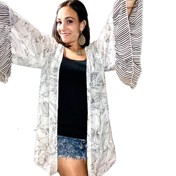 ❤️SOLD❤️NWOT- Modern Bell Sleeve Open Front kimono - Picture 3 of 11